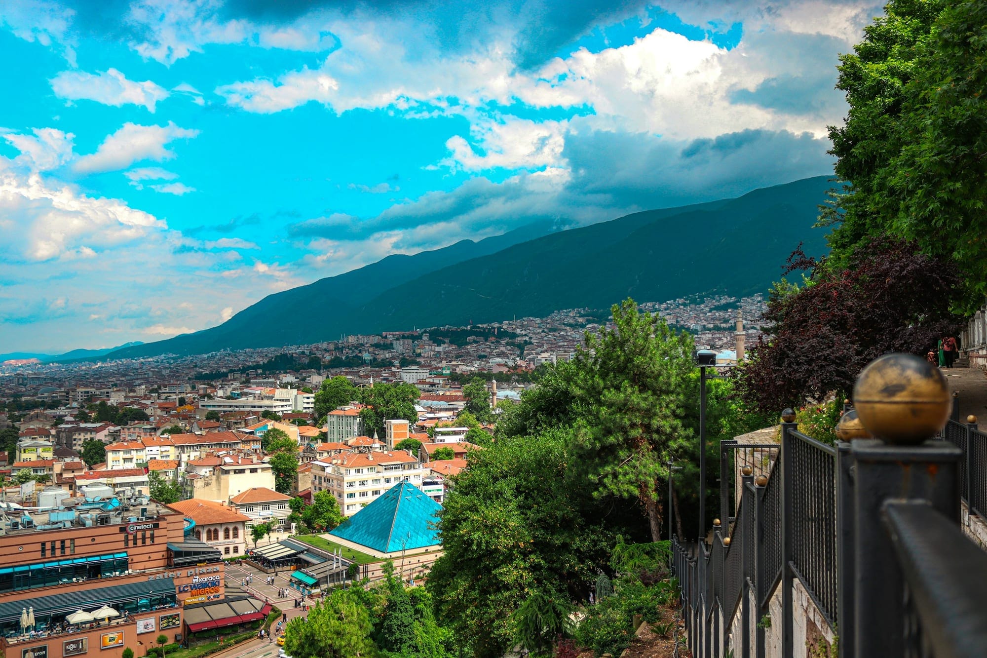 Bursa şehir manzarası ve Uludağ