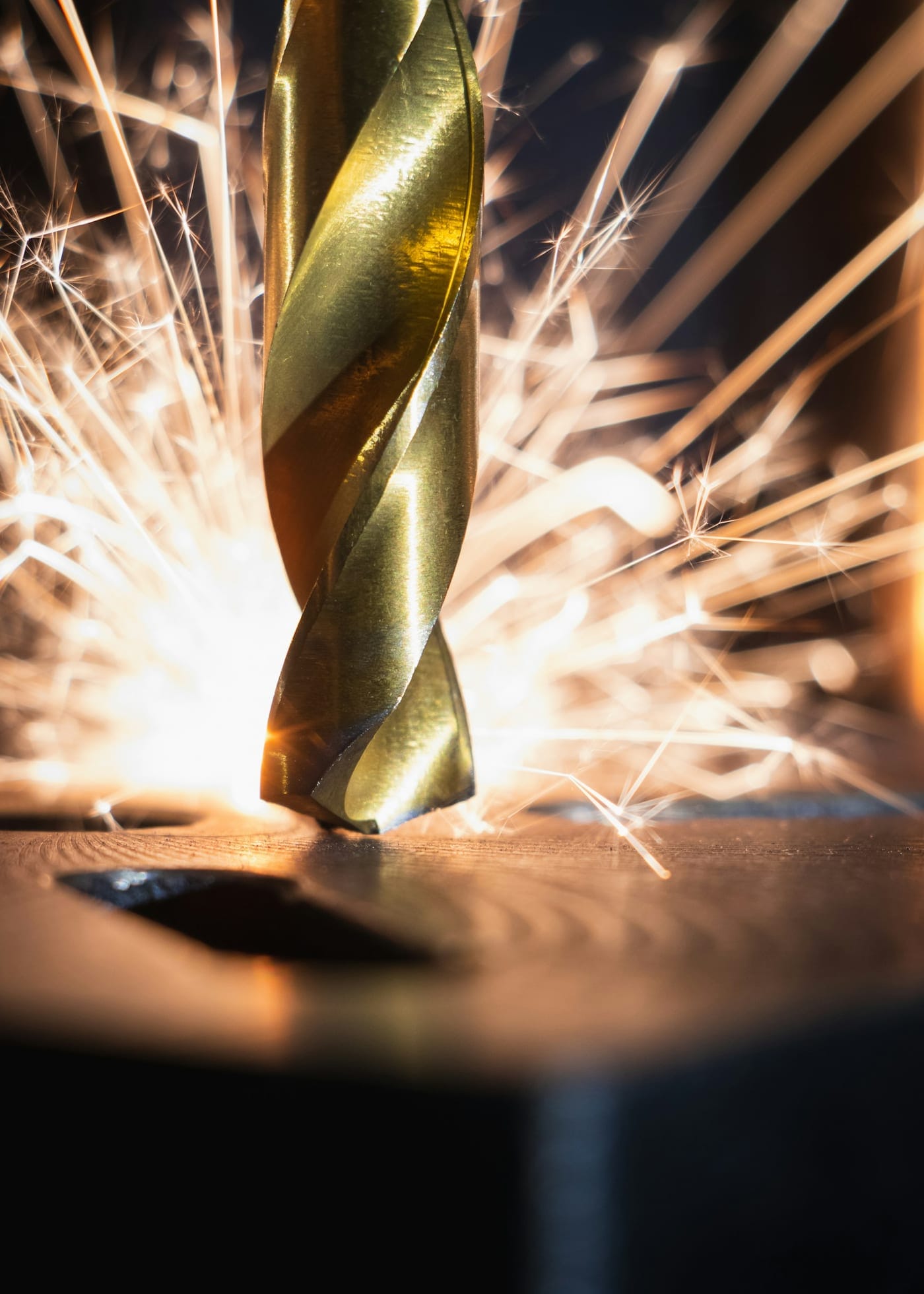 Metal işleme sırasında matkap ucundan saçılan kıvılcımlar