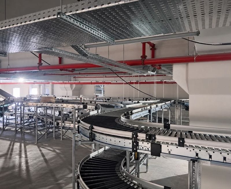 Türkiye'deki intralojistik projesinde montajı yapılan spiral ve eğri konveyör modülleri